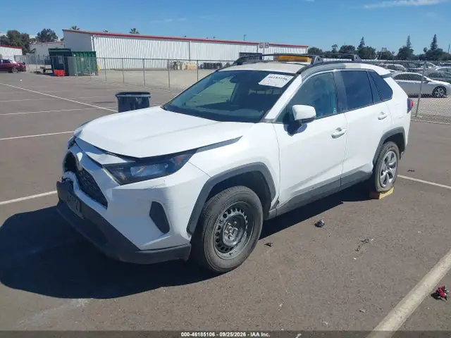 2T3K1RFVXMW104185 — 2021 Toyota RAV4 LE, фото 2 с аукциона IAAI 13.10.2026, Передняя часть