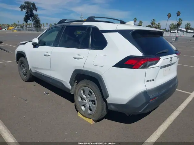 2T3K1RFVXMW104185 — 2021 Toyota RAV4 LE, фото 3 с аукциона IAAI 13.10.2026, Передняя часть