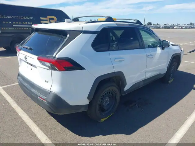 2T3K1RFVXMW104185 — 2021 Toyota RAV4 LE, фото 4 с аукциона IAAI 13.10.2026, Передняя часть