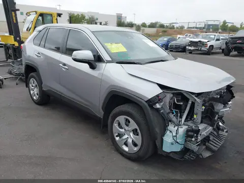 JTMK1RFV4SD137032 — 2025 Toyota RAV4 LE, Передняя часть (Front End), фото до ремонта