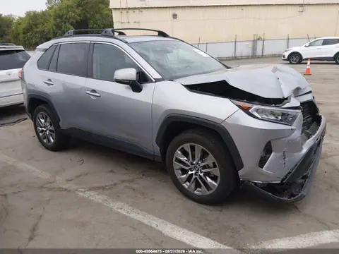 2T3A1RFVXLW098379 — 2020 Toyota RAV4 XLE Premium, Передняя часть (Front End), фото до ремонта