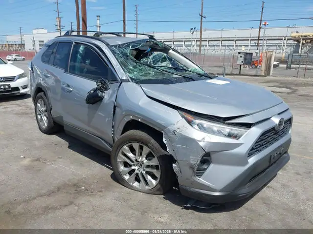 2T3C1RFV1MC136481 — 2021 Toyota RAV4 XLE Premium, Опрокидывание (Rollover), фото до ремонта