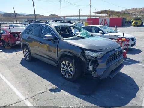 2T3C1RFV4MC172214 — 2021 Toyota RAV4 XLE Premium, Опрокидывание (Rollover), фото до ремонта