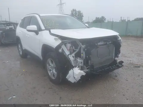 2T3R1RFVXKW035879 — 2019 Toyota RAV4 XLE/XLE Premium, Передняя часть (Front), фото до ремонта