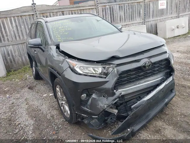 2T3R1RFV4MC236326 — 2021 Toyota RAV4 XLE/XLE Premium, Передняя часть (Front), фото до ремонта
