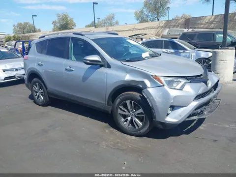 2T3WFREV1JW425886 — 2018 Toyota RAV4 XLE, Передняя часть слева (Left Front), фото до ремонта
