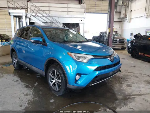 2T3RFREV7JW813542 — 2018 Toyota RAV4 XLE, Передняя часть слева (Left Front), фото до ремонта