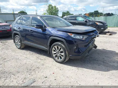2T3R1RFV5LW113602 — 2020 Toyota RAV4 XLE, Передняя часть (Front), фото до ремонта