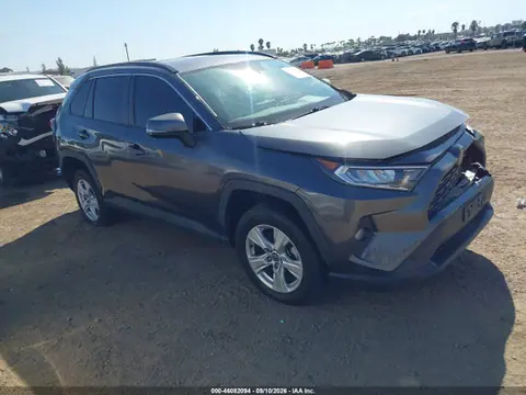 2T3W1RFV0MC107857 — 2021 Toyota RAV4 XLE, Передняя часть слева (Left Front), фото до ремонта