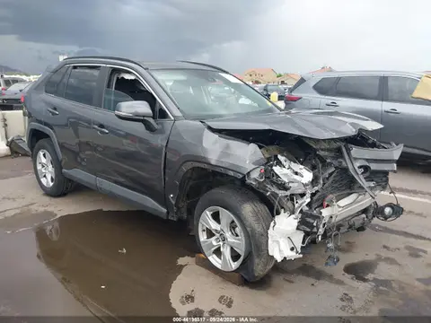 2T3W1RFV2MW121547 — 2021 Toyota RAV4 XLE, Передняя часть (Front End), фото до ремонта