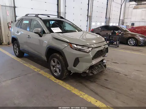 2T3P1RFV0NW249601 — 2022 Toyota RAV4 XLE, Передняя часть (Front End), фото до ремонта