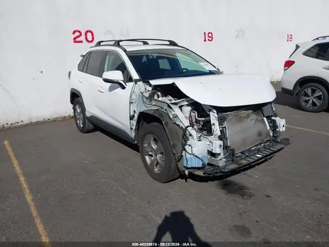 2T3P1RFV8RC394005 — 2024 Toyota RAV4 XLE, Передняя часть (Front End), фото до ремонта