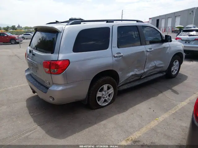 5TDBY5G11FS116987 — 2015 Toyota Sequoia SR5 5.7L V8, фото 4 с аукциона IAAI 01.10.2026, Левый и правый бока