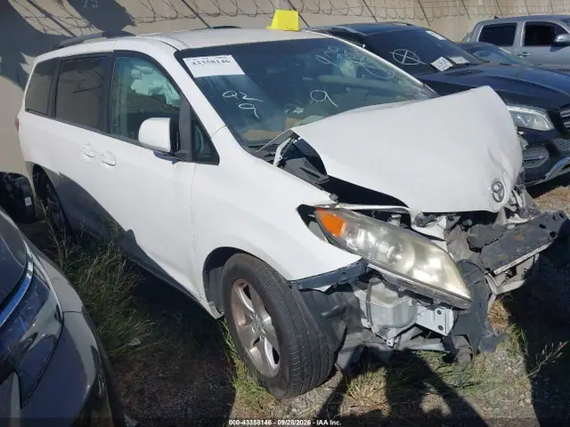 5TDKK3DC2FS612330 — 2015 Toyota Sienna LE 8 Passenger, Передняя часть (Front End), фото до ремонта