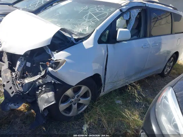 5TDKK3DC2FS612330 — 2015 Toyota Sienna LE 8 Passenger, фото 2 с аукциона IAAI 30.09.2026, Передняя часть