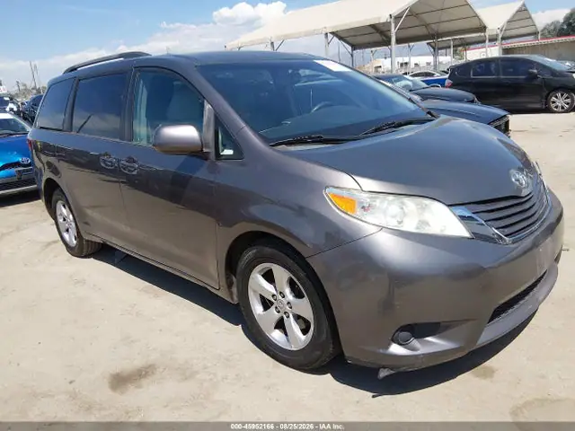 5TDKK3DC7FS604434 — 2015 Toyota Sienna LE 8 Passenger, Передняя часть слева (Left Front), фото до ремонта