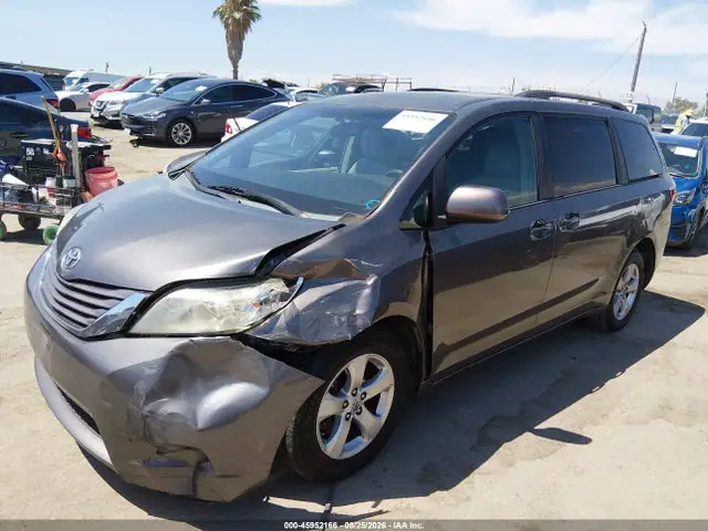 5TDKK3DC7FS604434 — 2015 Toyota Sienna LE 8 Passenger, фото 2 с аукциона IAAI 14.10.2026, Передняя часть слева