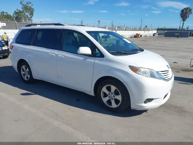 5TDKK3DC0FS616361 — 2015 Toyota Sienna LE 8 Passenger, Передняя часть (Front End), фото до ремонта