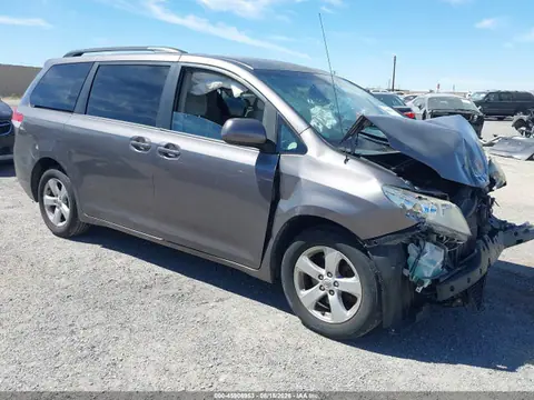5TDKK3DC3ES469340 — 2014 Toyota Sienna LE V6 8 Passenger, Передняя часть (Front End), фото до ремонта