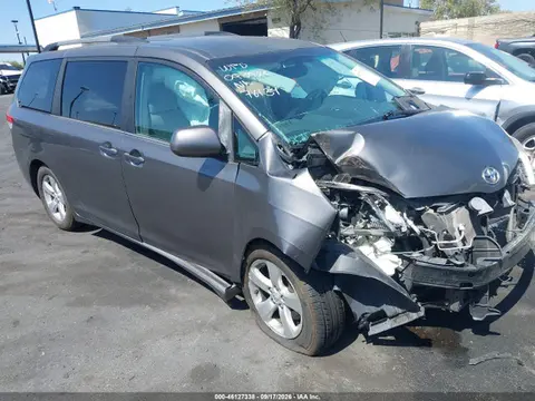 5TDKK3DC0ES444573 — 2014 Toyota Sienna LE V6 8 Passenger, Передняя часть справа (Right Front), фото до ремонта