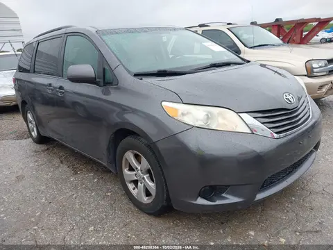 5TDKK3DC8FS628015 — 2015 Toyota Sienna LE, Естественный износ (Normal Wear & Tear), фото до ремонта