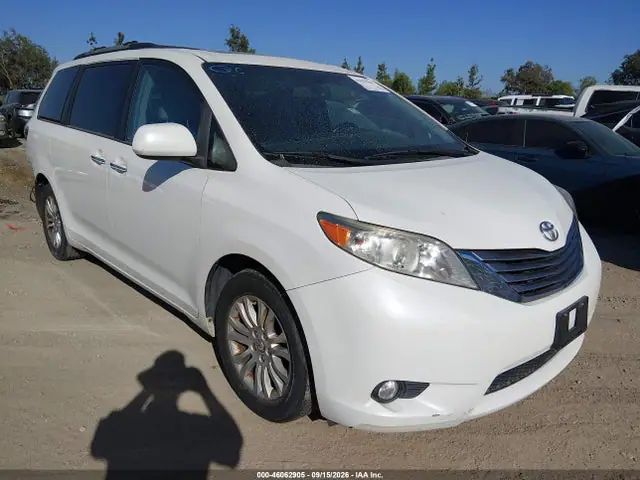 5TDYZ3DC9HS812713 — 2017 Toyota Sienna XLE 8 Passenger, Задняя часть (Rear), фото до ремонта