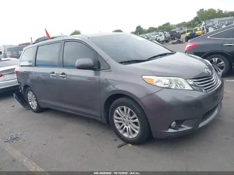 5TDYZ3DC7HS806053 — 2017 Toyota Sienna XLE 8 Passenger, Задняя часть (Rear), фото до ремонта