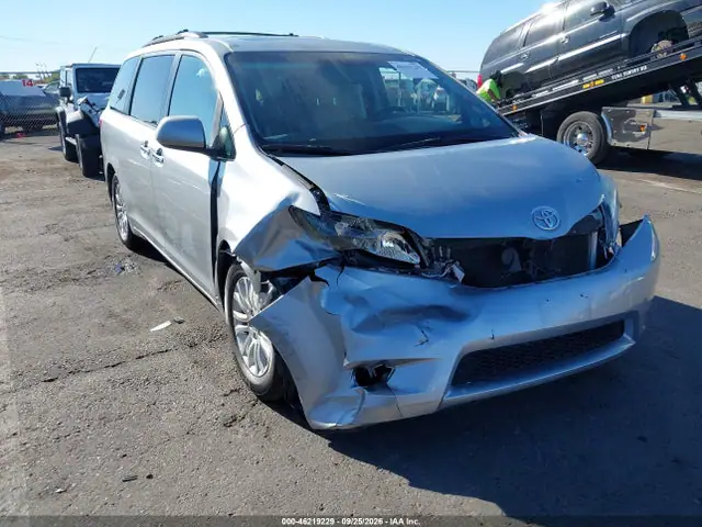 5TDYK3DC2FS677558 — 2015 Toyota Sienna XLE Premium 8 Passenger, Передняя часть (Front End), фото до ремонта