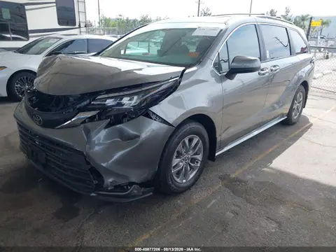 2026 Toyota SIENNA XLE VIN 5TDYRKECXTS333380 фото 2