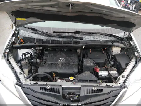 5TDJK3DC6BS010682 — 2011 Toyota Sienna, Неизвестные повреждения, фото до ремонта