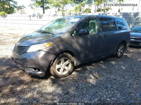 5TDZK3DC3BS095564 — 2011 Toyota Sienna, фото 2 с аукциона IAAI 21.10.2026, Передняя часть
