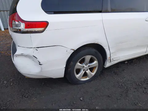 5TDKK3DC4BS133093 — 2011 Toyota Sienna, Естественный износ, фото до ремонта
