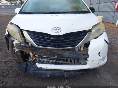 5TDKK3DC4BS133093 — 2011 Toyota Sienna, Естественный износ, фото до ремонта