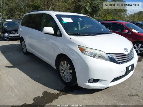 5TDDK3DCXCS047801 — 2012 Toyota Sienna, Сзади, фото до ремонта