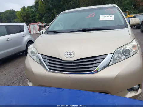 5TDYK3DC4DS330438 — 2013 Toyota Sienna, Естественный износ, фото до ремонта
