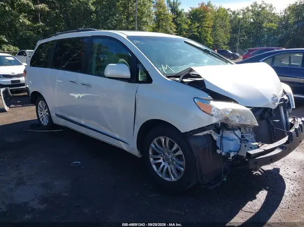 5TDYZ3DC8HS850921 — 2017 Toyota Sienna, Передняя часть (Front & Rear), фото до ремонта