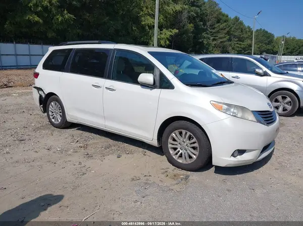 5TDYZ3DC2HS900129 — 2017 Toyota Sienna, Задняя часть (Rear), фото до ремонта