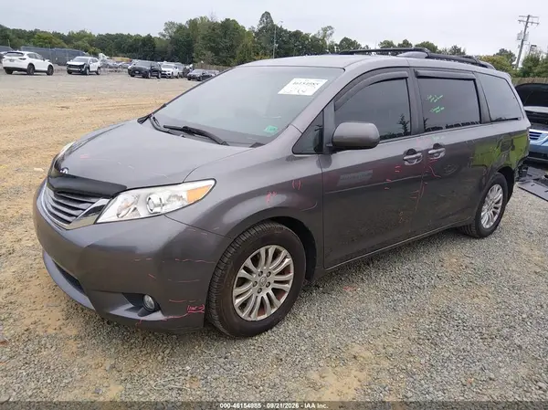 5TDYZ3DC2HS855659 — 2017 Toyota Sienna, фото 2 с аукциона IAAI 09.10.2026, Задняя часть
