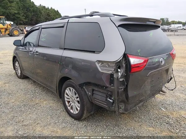 5TDYZ3DC2HS855659 — 2017 Toyota Sienna, фото 3 с аукциона IAAI 09.10.2026, Задняя часть