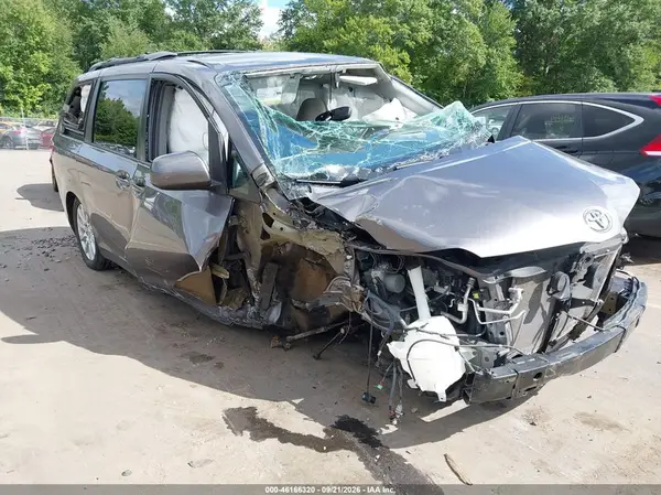 5TDJZ3DC3HS154775 — 2017 Toyota Sienna, Передняя часть (Front End), фото до ремонта