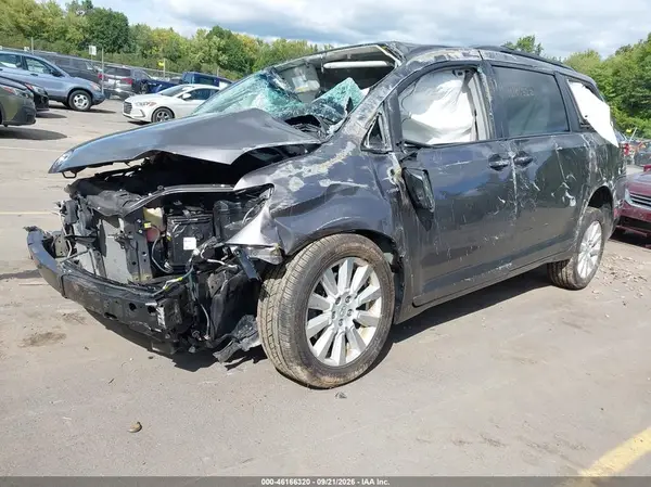 5TDJZ3DC3HS154775 — 2017 Toyota Sienna, фото 2 с аукциона IAAI 01.10.2026, Передняя часть