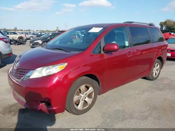 5TDKZ3DC7HS830133 — 2017 Toyota Sienna, фото 2 с аукциона IAAI 01.10.2026, Естественный износ