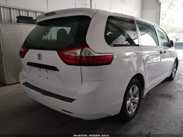 5TDZZ3DC8HS799571 — 2017 Toyota Sienna, фото 4 с аукциона IAAI 08.10.2026, Естественный износ