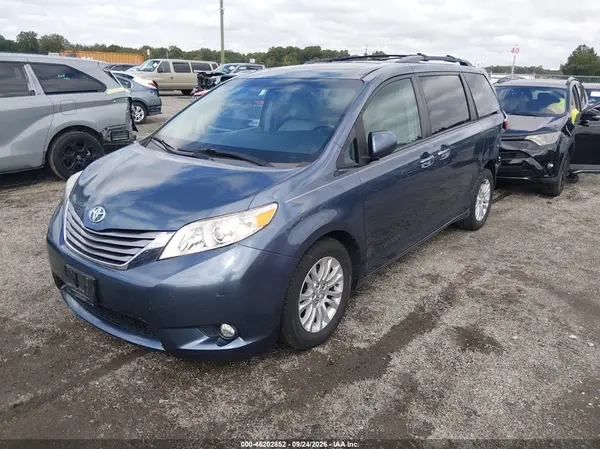 5TDYZ3DCXHS831416 — 2017 Toyota Sienna, фото 2 с аукциона IAAI, Задняя часть слева