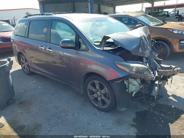 5TDXZ3DC8HS898494 — 2017 Toyota Sienna, Передняя часть (Front End), фото до ремонта