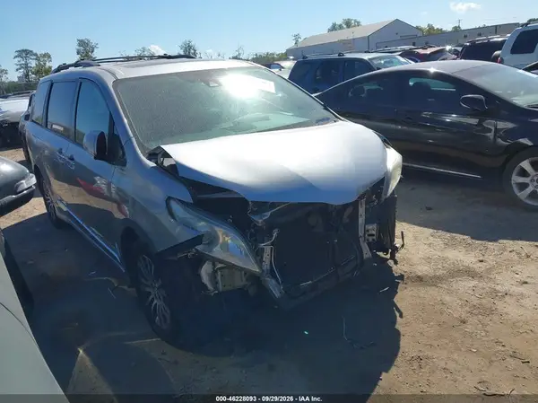 5TDYZ3DC8JS928359 — 2018 Toyota Sienna, Передняя часть (Front End), фото до ремонта