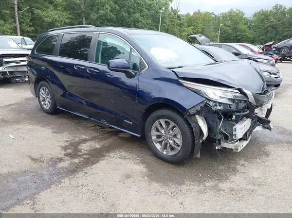 5TDBSKFCXMS020663 — 2021 Toyota Sienna, Передняя часть (Front End), фото до ремонта