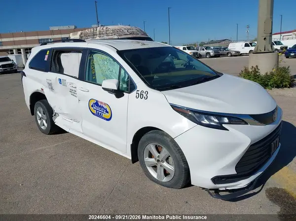 5TDGRKEC5PS169330 — 2023 Toyota Sienna, Передняя часть (Front), фото до ремонта