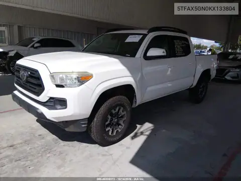 5TFAX5GN0KX133804 — 2019 Toyota Tacoma, фото 2 с аукциона IAAI, Передняя и задняя части