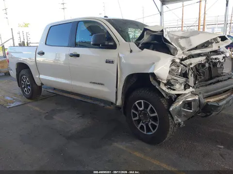 5TFEY5F16JX235796 — 2018 Toyota Tundra SR5 5.7L V8, Передняя часть (Front End), фото до ремонта